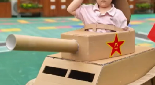 爸爸带娃手搓纸“坦克” 阅兵当天一路开到幼儿园
