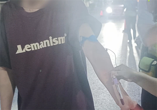 儿子醉驾遇交警检查 后座醉酒父亲急忙顶替:双双被罚