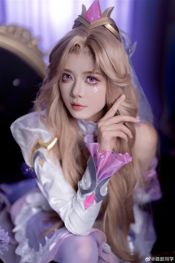 摄人心魄！《LOL》主持人骆歆水晶玫瑰女警COS美照