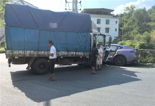 智界R7被大货车撞击致报废：护住了车主一家人
