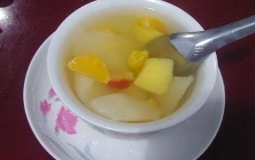 ></p>

<h2>桂肉红酒煮苹果</h2>
<p><strong>桂肉红酒煮苹果</strong></p>
<p>功效：苹果加点红酒煮开，再配上养心安神，滋阴润燥的鲜百合和温肾补肾、祛寒去痛的肉桂，既可以讨个好彩头，又可以美容养颜抗衰老，还能缓解生理期的疼痛。</p>
<p>食材：苹果1个、红酒300ml、百合半个、青柠1片、肉桂粉适量、冰糖适量</p>
<p>做法：</p>
<p>1)青柠切片，泡在凉水中；</p>
<p>2)百合洗净剥成片；</p>
<p>3)苹果一个，去皮去核后切成八瓣4)迅速放进泡有青柠的凉水中；</p>
<p>5)炖锅中加入红酒，依个人口味加入适量肉桂粉和冰糖；</p>
<p>6)大火煮开后加入苹果和百合；</p>
<p>7)用中火炖煮15分钟后关火，等苹果在红酒中浸泡2个小时后即可食用。</p>

<p style=