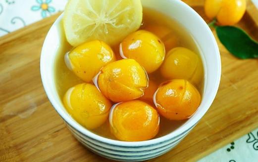 ></p>

<h2>糖水桃子</h2>
<p><strong>糖水桃子</strong></p>
<p>功效：超级适合夏季，桃子具有养阴、生津、润燥活血的功效，对于夏日口渴，便秘，痛经，虚劳喘咳，自汗，盗汗等都有很好的作用。</p>
<p>食材：鲜桃800g、冰糖150g、水3500ml</p>
<p>做法：</p>
<p>1)锅内烧水；</p>
<p>2)将桃子洗净；</p>
<p>3)去核去皮，切成小块；</p>
<p>4)水开后放冰糖、放桃块；</p>
<p>5)大火煮开；</p>
<p>6)盖上盖子，小火二十分钟即可。</p>

<p style=