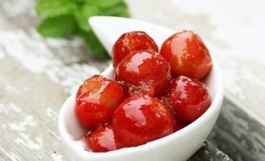 ></p>

<h2>盐蒸橙子</h2>
<p><strong>盐蒸橙子</strong></p>
<p>功效：盐蒸橙子治咳嗽，秒杀一切止咳消炎药 。</p>
<p>食材：橙子1个、盐适量</p>
<p>做法：</p>
<p>1)准备材料；</p>
<p>2)用盐把橙子表面搓干净；</p>
<p>3)把橙子一端切开，然后撒上少量的盐；</p>
<p>4)再用筷子往果肉里面戳一戳，让盐渗透到里面去；</p>
<p>5)把橙盖子盖上，放到锅里隔水蒸10分钟就可以了。</p>

<p style=