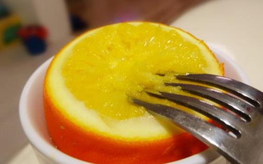 ></p>

<h2>荔枝马蹄火龙果汁糖水</h2>
<p><strong>荔枝马蹄火龙果汁糖水</strong></p>
<p>功效：单独吃荔枝容易上火，可用荔枝来煲糖水却是清火祛燥。加入马蹄煲出来的糖水清甜好喝，再淋入桃红色的火龙果汁，颜色实在是惊艳~</p>
<p>食材：马蹄250g、荔枝300g、火龙果100g、冰糖适量</p>
<p>做法：</p>
<p>1)荔枝、马蹄、红肉火龙果、冰糖备好；</p>
<p>2)荔枝剥去外皮去核，清洗干净，马蹄洗净去皮切成小块状备用；</p>
<p>3)红肉火龙果去皮取汁备用；</p>
<p>4)锅中放入冷水，将处理好的荔枝和马蹄放入锅中；</p>
<p>5)大火烧开后用勺子勺去浮沫，改小火炖煮20分钟；</p>
<p>6)放入冰糖再炖煮5分钟；</p>
<p>7)糖水放凉后，将火龙果汁倒入杯中放入冰箱冷藏两小时即可开吃。</p>

<p style=