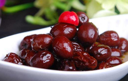 ></p>

<h2>蒸红枣</h2>
<p><strong>蒸红枣</strong></p>
<p>功效：红枣富含蛋白质、脂肪、糖类、胡萝卜素、B族维生素、维生素C、维生素P以及钙、磷、铁等营养成分。其中维生素C的含量在果品中名列前茅。并且干枣皮十分硬，并不适合脾胃虚弱的人吃，鲜枣更不宜多吃。蒸枣更容易消费，十分适合脾胃虚弱的人。</p>
<p>食材：大枣300g、山药150g、枸杞100g、蜂蜜25g、鸡蛋一个。</p>
<p>做法：</p>
<p>1）将红枣对半切开，山药切丁；</p>
<p>2）枸杞洗净备用，鸡蛋打碎；</p>
<p>3）将红枣、山药、蜂蜜、枸杞混合，加入凉水隔着蒸；</p>
<p>4）慢火蒸20分钟即可食用。</p>

<p style=