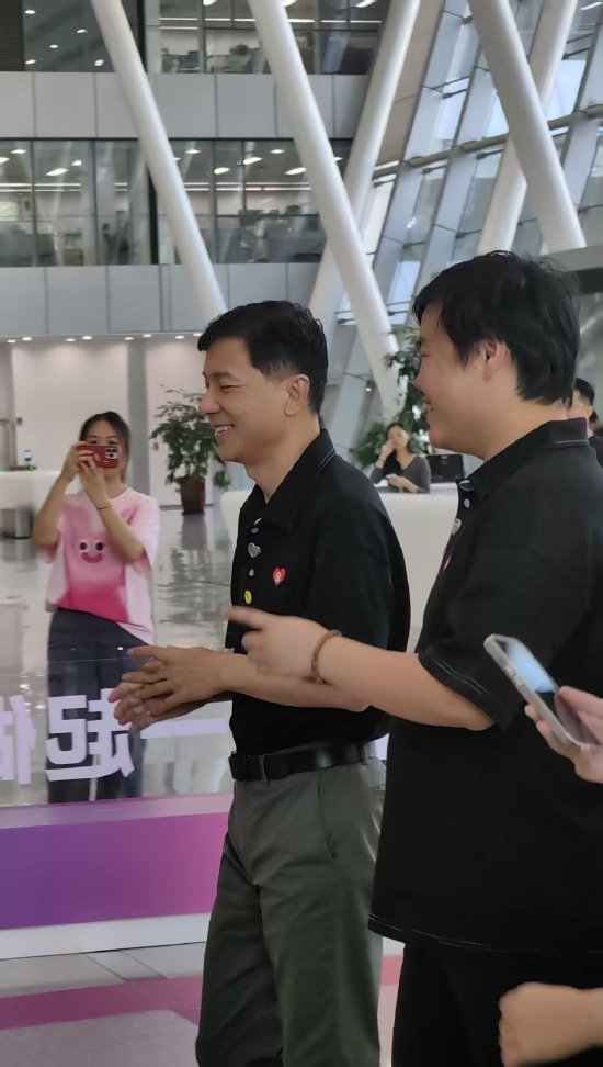 李彦宏现身百度科技园 活动状态佳 帅气依旧 将出席“百度最高奖”典礼