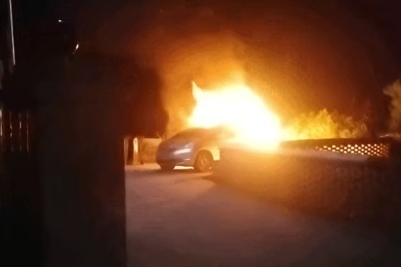 停车不到10分钟惨变“骨架” 原因竟是一团祭祀灰烬