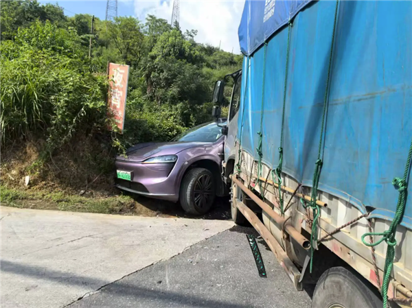 智界R7被大货车撞击致报废:护住了车主一家人