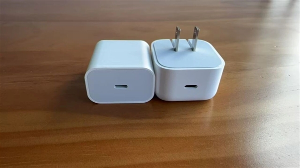 苹果新款40W充电器开箱：体积惊艳 功率密度大提升！ 