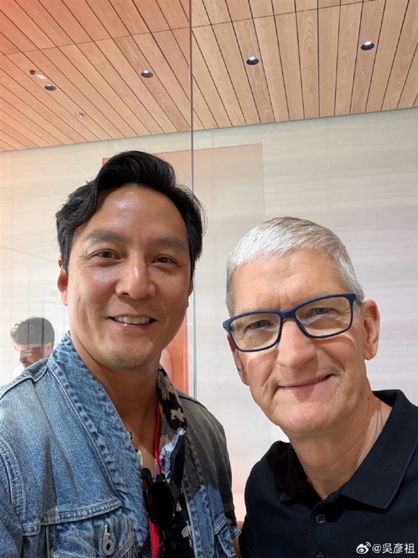 苹果的牙膏终于“挤爆了”！吴彦祖与库克合影：超期待用上iPhone 17系列