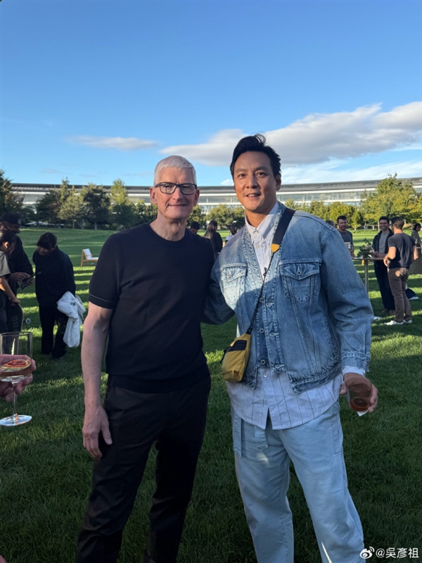 苹果的牙膏终于“挤爆了”！吴彦祖与库克合影：超期待用上iPhone 17系列