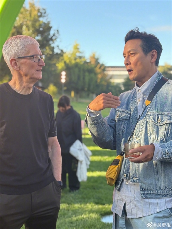 苹果的牙膏终于“挤爆了”！吴彦祖与库克合影：超期待用上iPhone 17系列