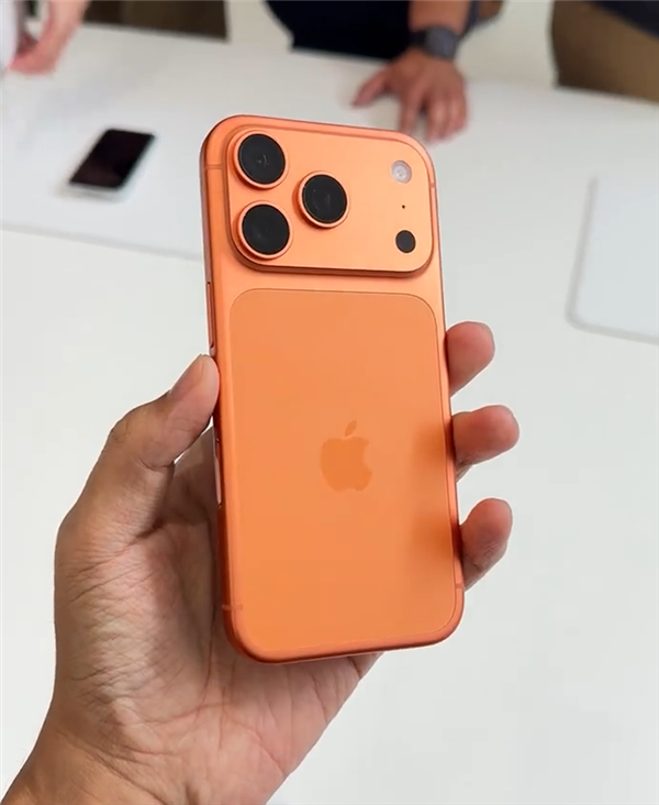 苹果的牙膏终于“挤爆了”！吴彦祖与库克合影：超期待用上iPhone 17系列
