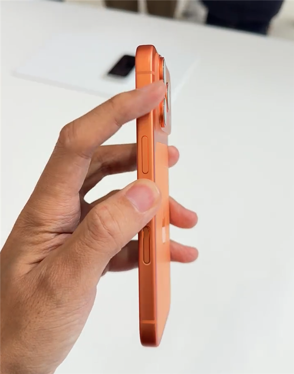 苹果的牙膏终于“挤爆了”！吴彦祖与库克合影：超期待用上iPhone 17系列