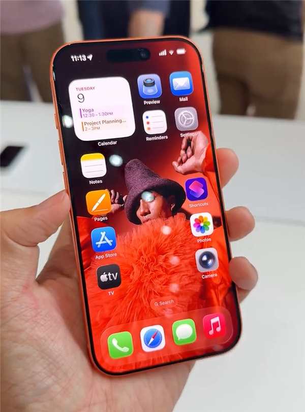 苹果的牙膏终于“挤爆了”！吴彦祖与库克合影：超期待用上iPhone 17系列