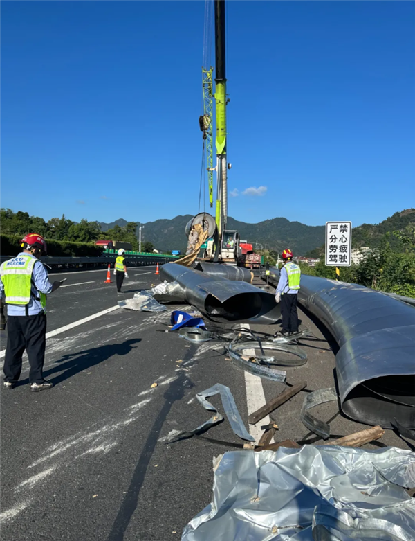 大货车紧急避让致30吨钢卷倾泻高速 这种情况小汽车不负全责
