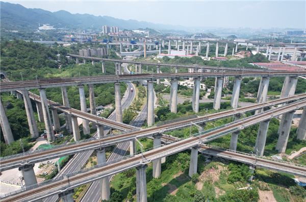 重庆铁路桥惊现第五层！不愧是魔幻8D城市