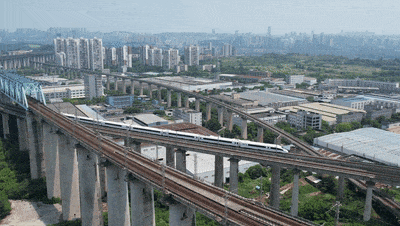 重庆铁路桥惊现第五层！不愧是魔幻8D城市