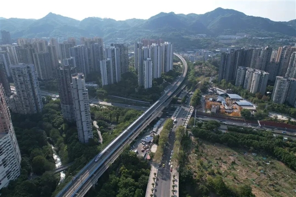 重庆铁路桥惊现第五层！不愧是魔幻8D城市