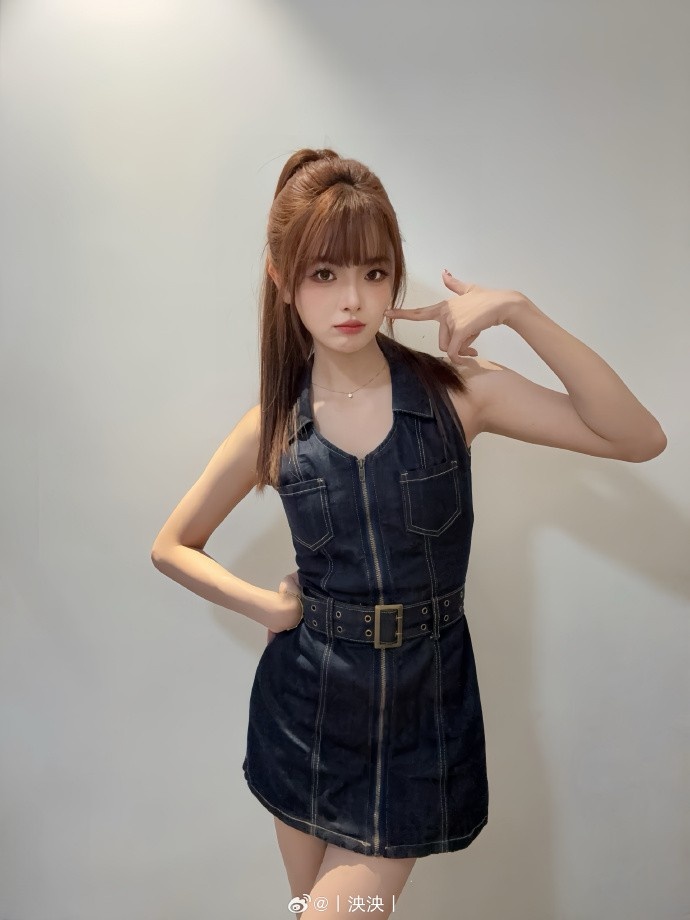 主持泱泱晒照：恭喜BLG进入胜决，BLG真的各方面进步太多