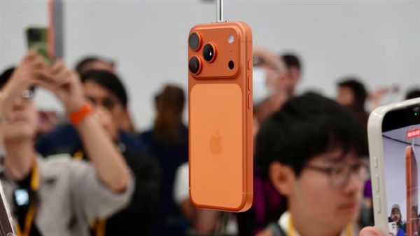 新增橙色配色 iPhone 17 Pro丑吗！网友吐槽发布会牙膏挤爆：苹果客服回应