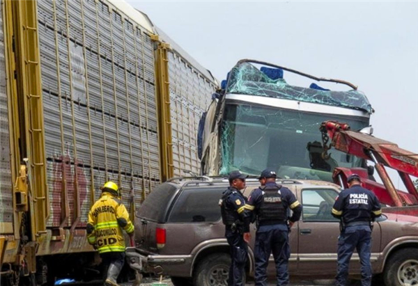 墨西哥一火车拦腰撞断一辆双层大巴车:致10死61伤