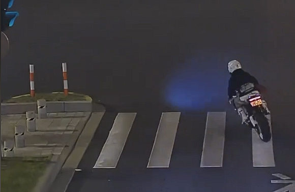 男子实习期内骑改装摩托炸街:被举报后驾驶证遭注销