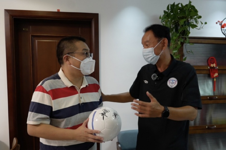 双向奔赴 我们一起战至终章 石家庄功夫到廊坊探望白血病球迷丁胜