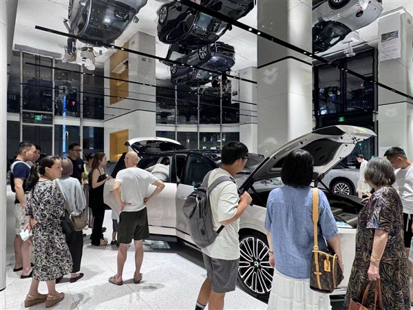 爆单！蔚来官宣全国门店推迟闭店时间 全新ES8首日试驾已排至凌晨