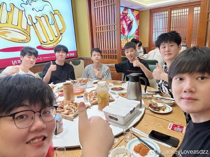 JackeyLove赛后晒聚餐图配文：兄弟们多吃点！后面继续加油