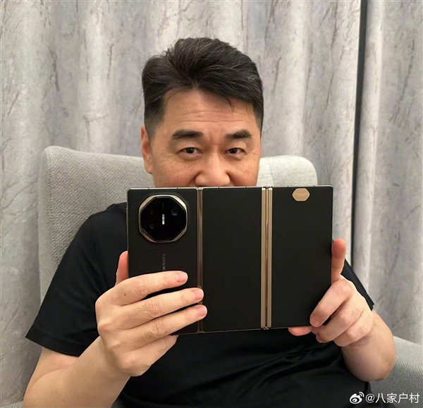 唐国强等多位明星用华为新三折叠屏批奏折 网友：对味了