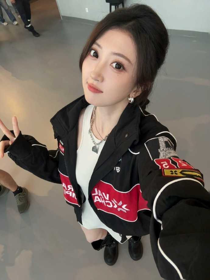 无畏契约主持人V嘉晒照：很难想象一个人可以手舞足蹈开心成这样