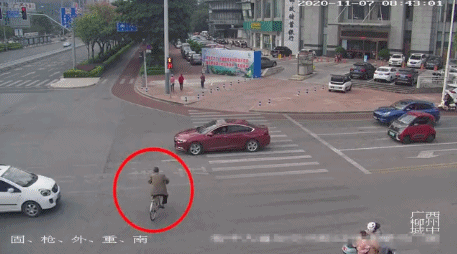 女子骑车横穿马路与汽车相撞:交警当场判女子全责 获全网点赞