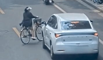 女子骑车横穿马路与汽车相撞:交警当场判女子全责 获全网点赞