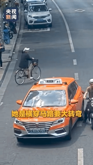 女子骑车横穿马路与汽车相撞：交警当场判女子全责 获全网点赞