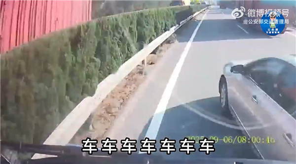 女子高速超车刚露车头就硬挤变道 被大货车顶180度掉头