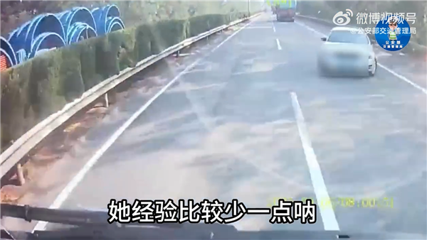 女子高速超车刚露车头就硬挤变道 被大货车顶180度掉头