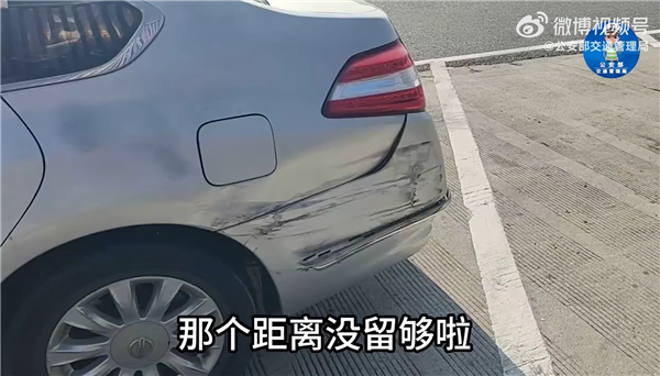 女子高速超车刚露车头就硬挤变道 被大货车顶180度掉头