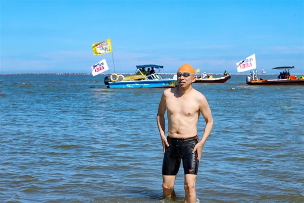 张朝阳挑战横渡南澳岛-饶平海湾 全程8.69公里历时5小时18分