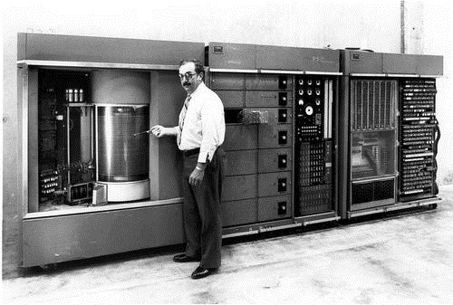 69年前 IBM发明第一块硬盘！容量只有3.75MB 但重达1吨