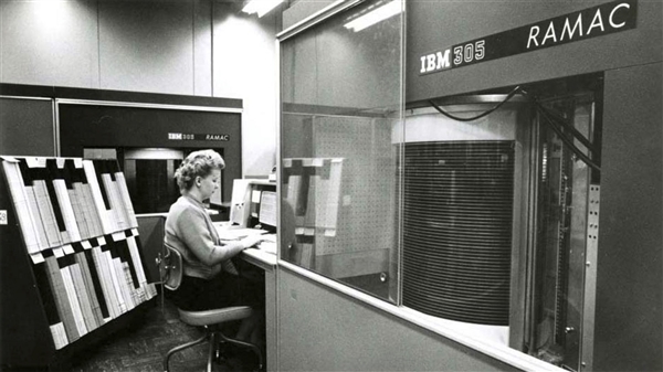 69年前 IBM发明第一块硬盘！容量只有3.75MB 但重达1吨