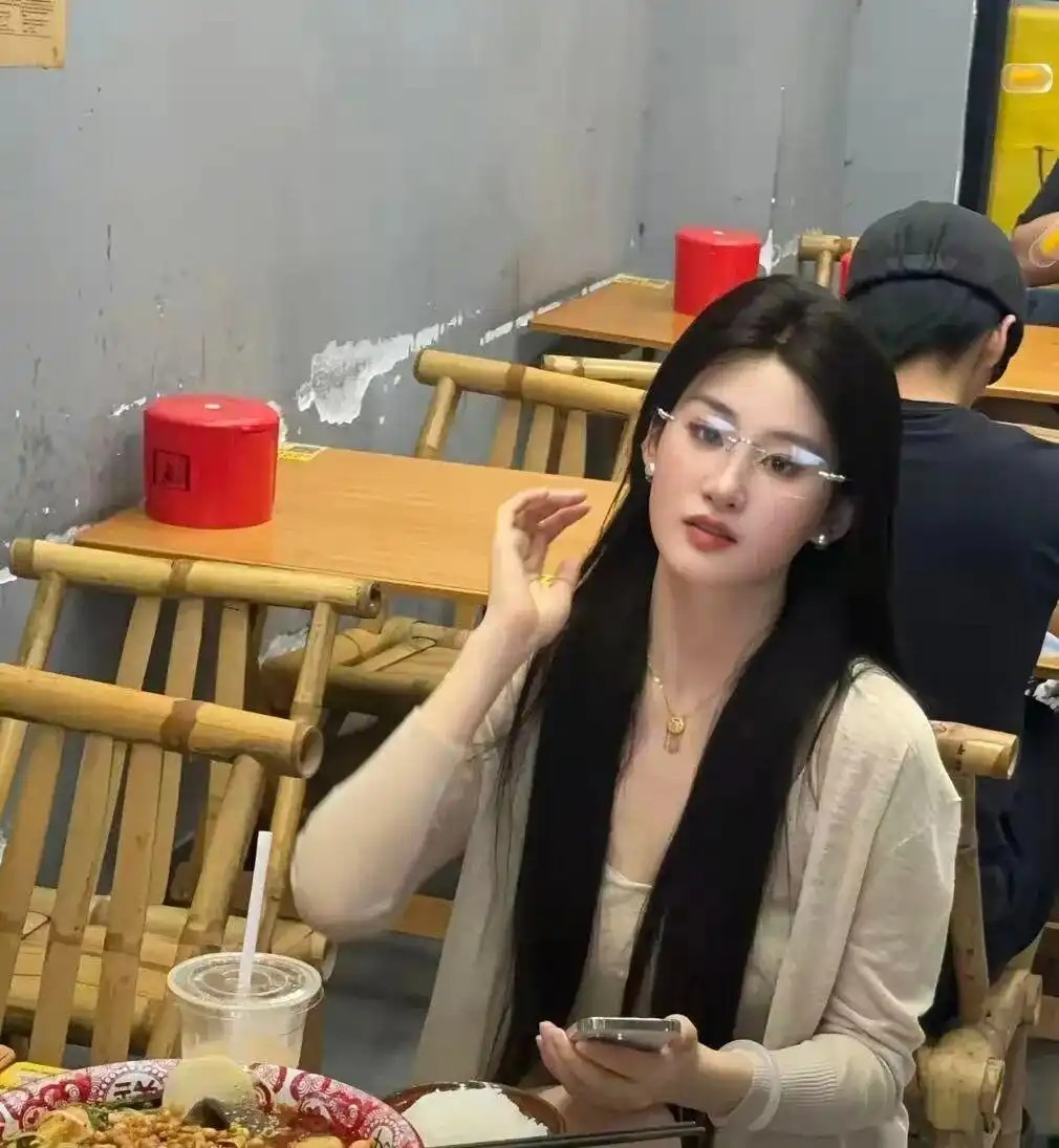 广东女孩神似刘亦菲爆红：颜值经济的狂欢与反思