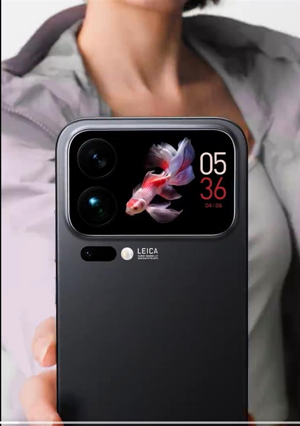 小米17 Pro被网友P成黑色版iPhone 17 Pro：上热搜了