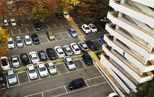 停车超4小时收费三百元!涉事酒店:明码标价 没有问题