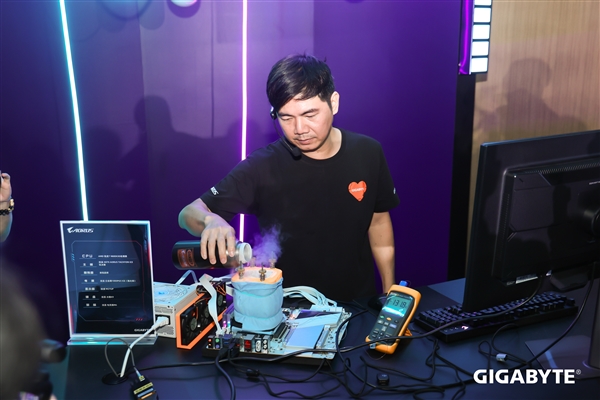 技嘉X870 AORUS Tachyon加持：锐龙7 9800X3D超频新世界纪录！突破7.3GHz大关