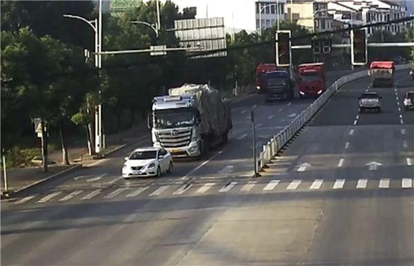 小轿车“贴脸”大半挂实线抢道 被追尾后还得负全责