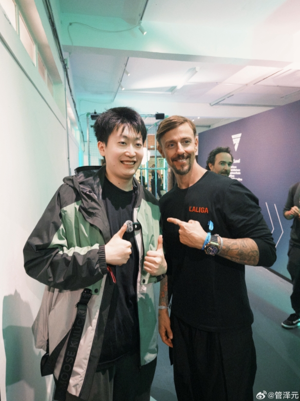 管泽元晒与古蒂合照：发张合影，他换了发型兄弟们还认得出来吗