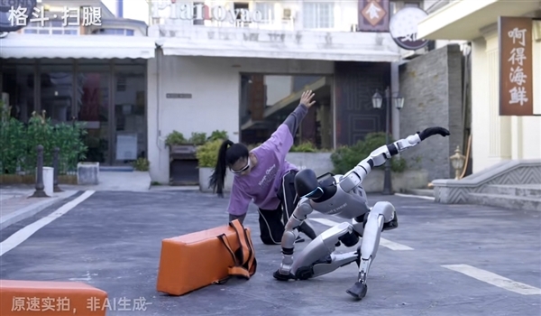 宇树G1学会了“反重力”模式了：人形不倒翁！倒地瞬间起身