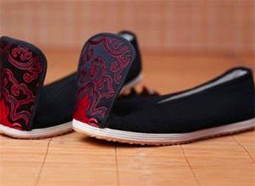 古人鞋子前端翘起来有什么作用 古人鞋子前端翘起来的原因