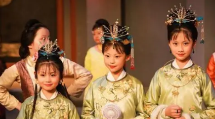 贾元春在回家省亲这一天，为何要戌时一刻以后才出发？